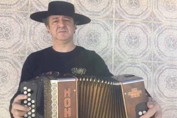 Músico lutava contra um câncer no rim e faleceu às 23h no Hospital São Lucas, em Porto Alegre, devido a um quadro de insuficiência hepática