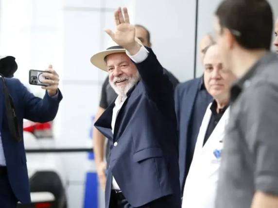 Presidente fez aparição ao lado da equipe médica e respondeu perguntas da imprensa sobre seu estado de saúde