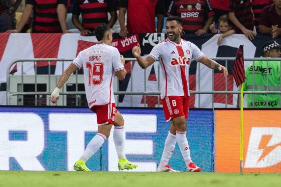 Colorado saiu na frente com gol de Bruno Henrique, mas Léo Pereira igualou o marcador na segunda etapa