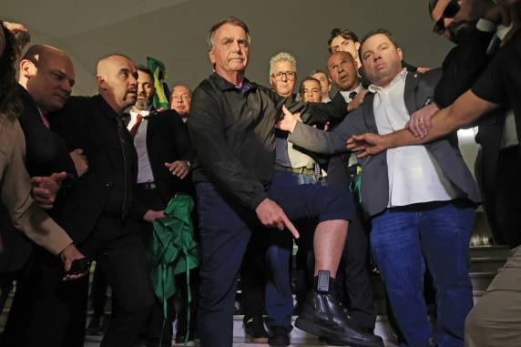 Ministro do STF proibiu ex-presidente de fazer postagens em suas redes ou na de terceiros. Mas, na tarde desta segunda, ato de Bolsonaro na Câmara apareceu em vídeos nas plataformas.