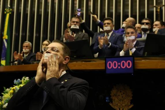 Parlamentares protestaram nos plenários das duas casas após determinação de prisão domiciliar do ex-presidente Jair Bolsonaro