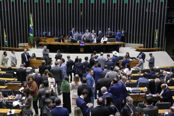 Texto tramitou em regime de urgência e teve alterações. Aprovação foi de forma simbólica, com apoio da oposição