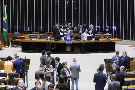Texto prevê ainda desconto parcial para quem tem rendimentos entre R$ 5 mil e R$ 7.350. Proposta segue para votação em plenário