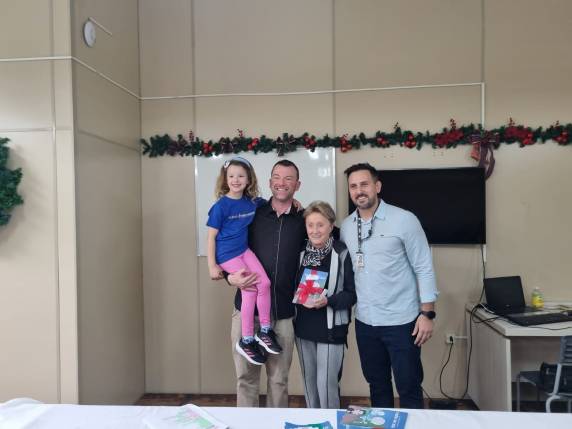 Publicação protagonizada por ''Waltinho'', personagem inspirado no ex-prefeito Walter Ullmann, resgata momentos e locais que marcaram a história três-maiense e será distribuída nas escolas e entidades locais.