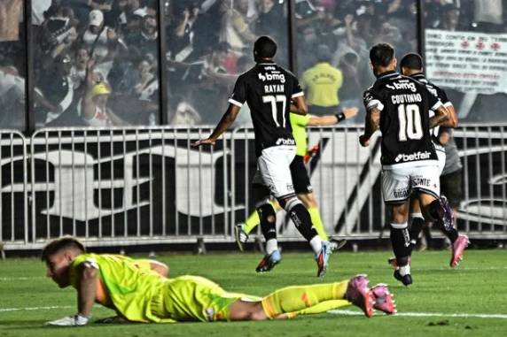 Colorado levou 5 a 1 do time carioca em jogo de muitas falhas da defesa e paralisação por alagamento. Clube torce por um tropeço do Vitória contra Mirassol neste sábado
