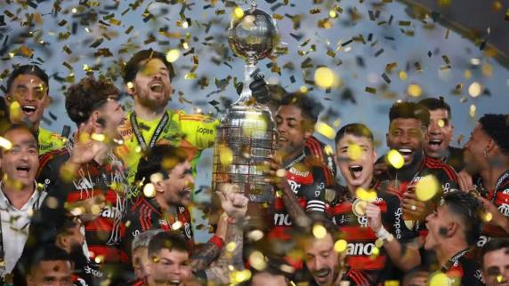 Equipe carioca contou com gol de Danilo para levantar seu quarto troféu e se isolar como o clube no país com mais títulos da competição