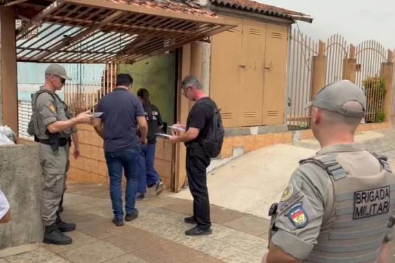 No local do crime foram encontradas malas prontas, reforçando a suspeita de que o relacionamento havia chegado ao fim; caso é tratado como feminicídio