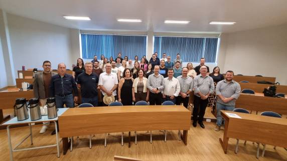 Especialização reúne 32 profissionais de 16 municípios em formação exclusiva para cooperativas do Sistema Cresol, com aulas presenciais até 2027 e foco na qualificação estratégica do cooperativismo regional.