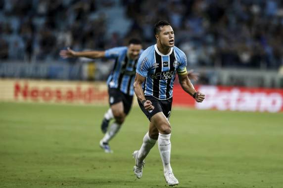 Com um a mais desde os 16 minutos, Tricolor abriu o placar com Noriega, viu Victor Hugo empatar, mas passou à frente em belo chute do lateral-esquerdo