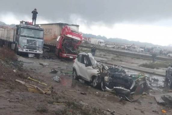 A aeronave da Força Aérea do país atingiu áreas próximas à pista e colidiu com veículos que trafegavam por uma avenida próxima ao terminal
