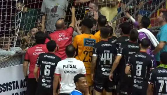 Partida entre Joinville e Magnus ficou interrompida por 10 minutos antes dos pênaltis; Magnus avançou à final e briga por vaga na Libertadores