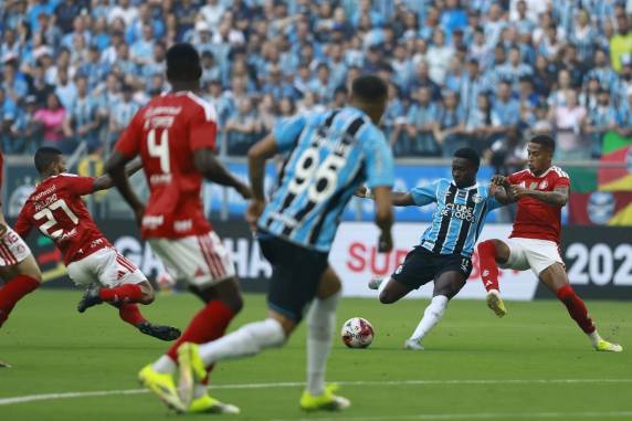 Tricolor superou o rival com gols de Enamorado, Amuzu e Victor Gabriel contra. Com o resultado, o time de Luís Castro poderá perder por dois de diferença para conquistar o título