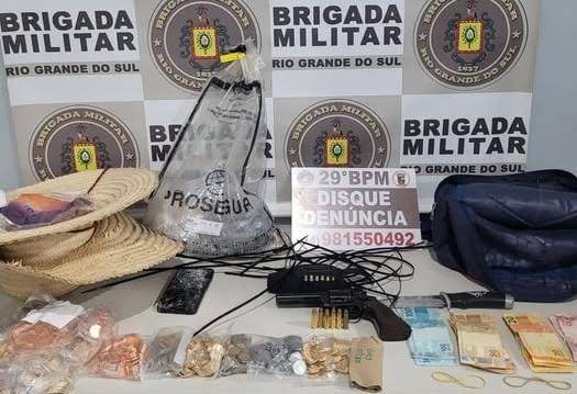 Suspeitos mantinham três funcionários amarrados; arma, faca e dinheiro foram apreendidos pela polícia