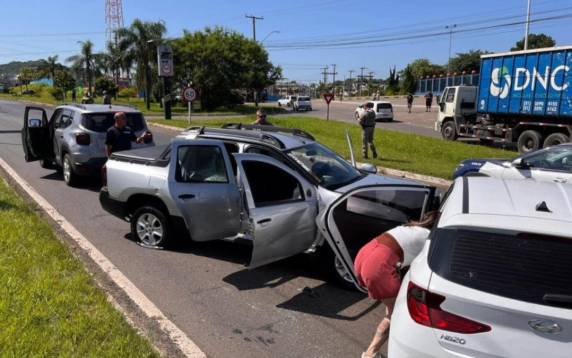 Crime começou em revenda às margens da BR-116; um suspeito morreu, três foram presos e outro segue foragido após perseguição policial na manhã desta segunda-feira (2)