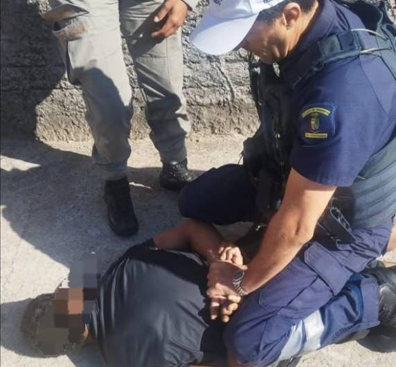 Homem foi alcançado após acompanhamento tático na Avenida Brasil; bens da vítima foram recuperados