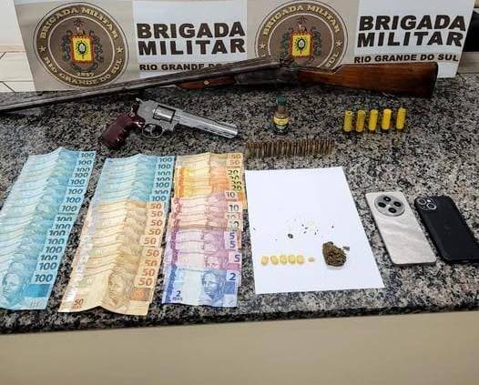 Espingarda calibre 20, drogas, munições e celulares foram apreendidos durante a ação policial