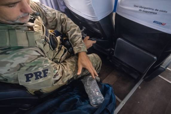 Mercadorias estrangeiras estavam escondidas em fundos falsos de poltronas e bolsas; grupo foi encaminhado à Polícia Judiciária em Passo Fundo