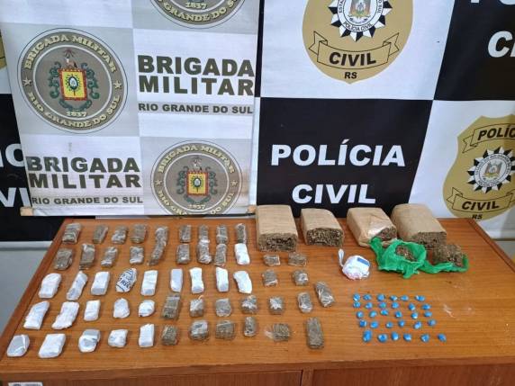 Ação integrada entre Polícia Civil e Brigada Militar resultou na apreensão de maconha, cocaína, arma e materiais ligados ao tráfico