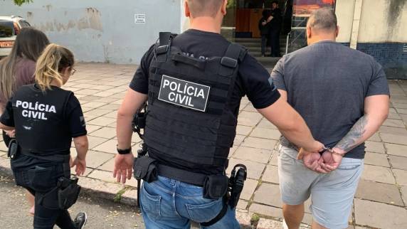 Vinícius de Araújo Pacheco, e a esposa dele, Renata Bernardes Kehl, tornaram-se réus em 2025 e havia risco de fuga, segundo as autoridades