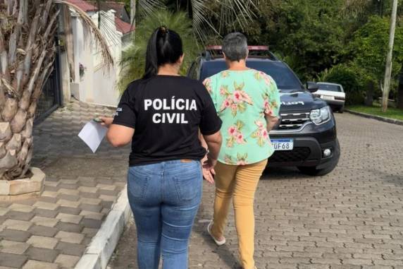 Caso veio à tona após proprietária do local ser gravada alimentando a criança de colo de maneira agressiva