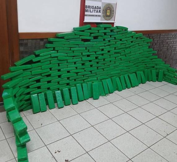 Motorista desobedeceu ordem de parada na ERS-168, fugiu em direção à BR-287 e abandonou o veículo carregado com maconha