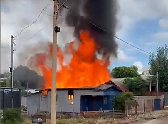 Chamas consumiram grande parte do imóvel no Bairro Aliança; não há registro de feridos