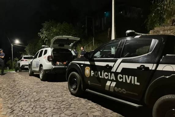 Suspeito é um homem de 52 anos que, segundo a polícia, teria um relacionamento com a vítima. Ele foi preso em flagrante