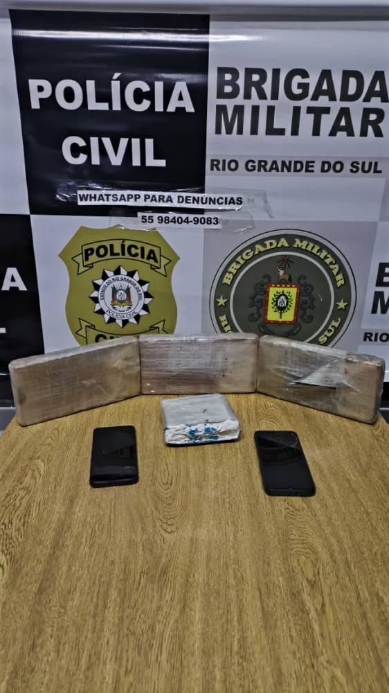 Droga, celulares e mais de R$ 12 mil em dinheiro foram apreendidos durante o cumprimento de mandados de busca em três endereços na tarde desta quarta-feira (11)