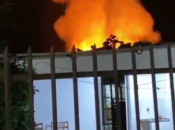 Ocorrência foi registrada na noite desta quarta-feira (11) no bairro Aguiar; equipes trabalham para controlar as chamas e evitar que o fogo se espalhe para casas próximas.