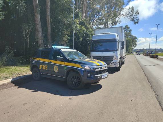 Homem de 33 anos era procurado pela Justiça do Paraná por crime ocorrido em 2023 e foi localizado após troca de informações entre equipes da PRF do Rio Grande do Sul e Santa Catarina.