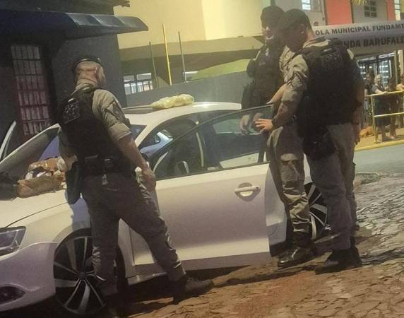 Suspeita tentou fugir, abandonou veículo em movimento e foi contida pela Brigada Militar com diversos itens apreendidos