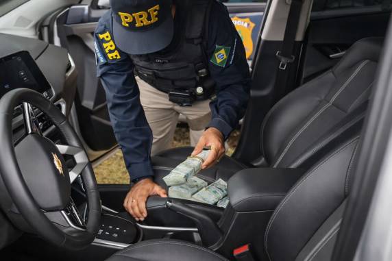 Dinheiro estava em compartimento oculto dentro de veículo abordado durante fiscalização