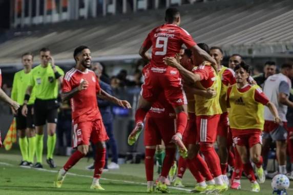 Zé Ivaldo, do Peixe, marcou contra de cabeça, enquanto Neymar, de pênalti, igualou o marcador para os donos da casa; Carbonero fez o gol da vitória colorada