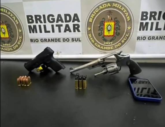Suspeito tentou fugir e arremessou a arma em uma piscina durante abordagem da Brigada Militar; ele foi detido e encaminhado à DPPA.