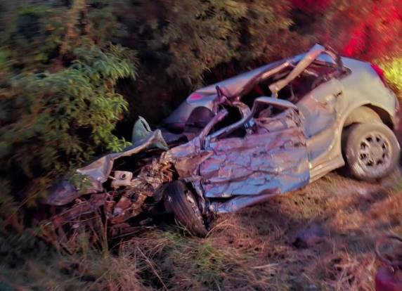 Colisão frontal entre carro e carreta deixou uma vítima presa às ferragens
