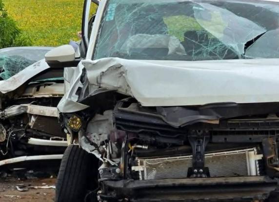 Acidente envolveu um Peugeot 208 e uma Volkswagen T-Cross; vítima era passageira de um dos veículos e morreu no local, enquanto dois feridos foram encaminhados a hospitais de Passo Fundo