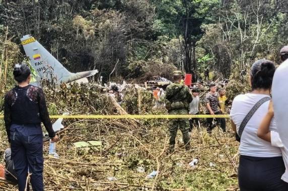 Aeronave teria enfrentado problemas logo após decolar. Governo do departamento onde aconteceu o acidente disse que há pelo menos oito mortos e mais de 80 feridos