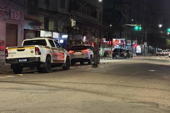 Disparos e correria marcaram a madrugada na Rua José do Patrocínio; suspeito fugiu de moto e perdeu pistola durante a fuga