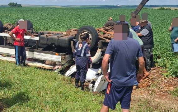 Acidente ocorreu próximo ao pórtico da cidade; ocupantes foram resgatados sem ferimentos graves