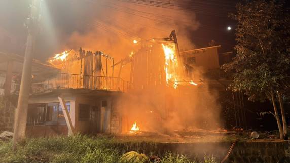 Fogo consumiu totalmente residência no bairro Nações; causas do incêndio ainda são desconhecidas
