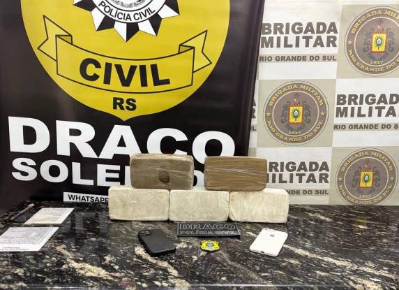 Operação entre Brigada Militar e Polícia Civil resulta na apreensão de crack e cocaína; dois homens foram presos e menor foi entregue à família