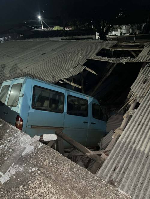 Veículo desgovernado atravessou rua e causou danos materiais; ninguém ficou ferido