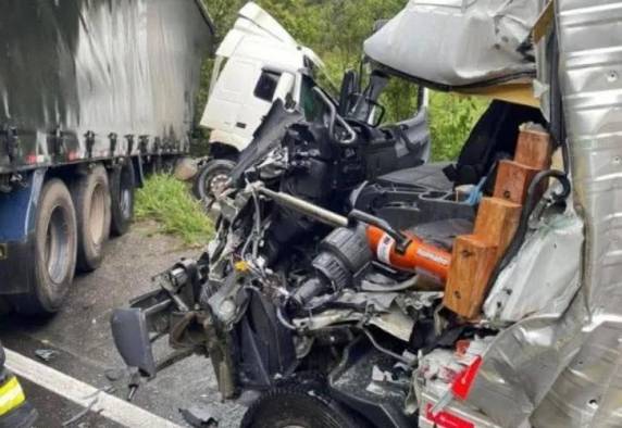 Colisão traseira entre caminhões deixou um motorista morto após ficar preso às ferragens; resgate durou cerca de duas horas na BR-280, em Mafra