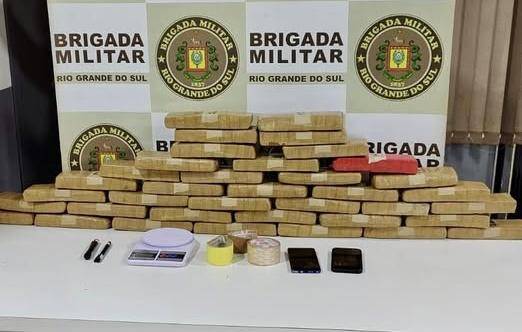 Ação da Força Tática resultou na apreensão de maconha e de uma motocicleta usada no tráfico