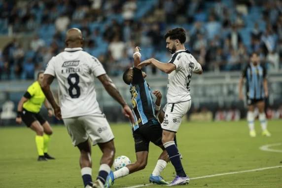 Weverton foi o destaque do Tricolor pela defesa de um pênalti; adversário teve um jogador expulso