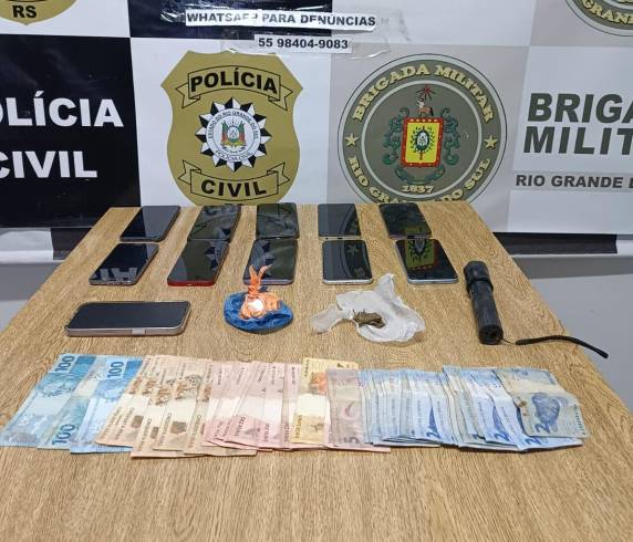Suspeitos cobravam valores de comerciantes sob ameaça; drogas, dinheiro e celulares foram apreendidos