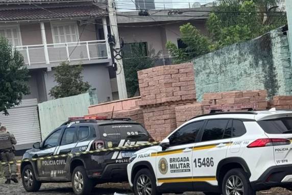 Segundo a Polícia Civil, principal suspeito é o companheiro dela, que fugiu do local. Ele foi preso em Glorinha
