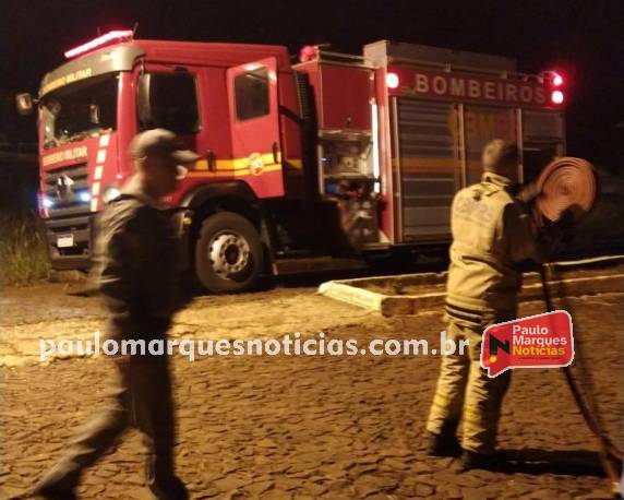 Casa foi parcialmente destruída pelo fogo; cerca de 1.500 litros de água foram utilizados no rescaldo