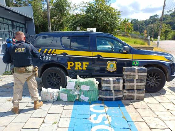 Agentes interceptaram um automóvel carregado com o entorpecente após perseguição na BR-470.