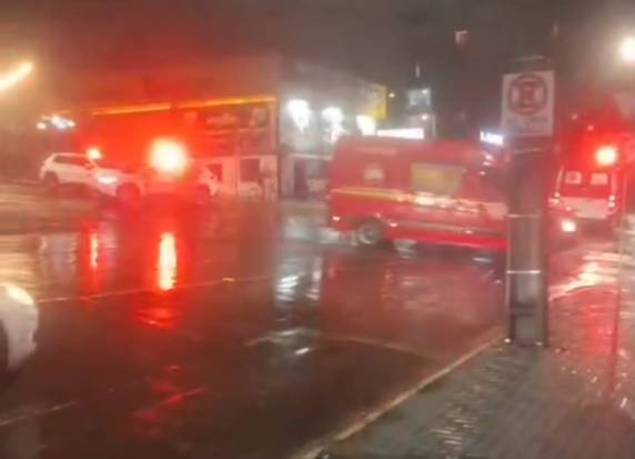 Colisão ocorreu na noite desta sexta-feira (24), em rotatória movimentada da cidade